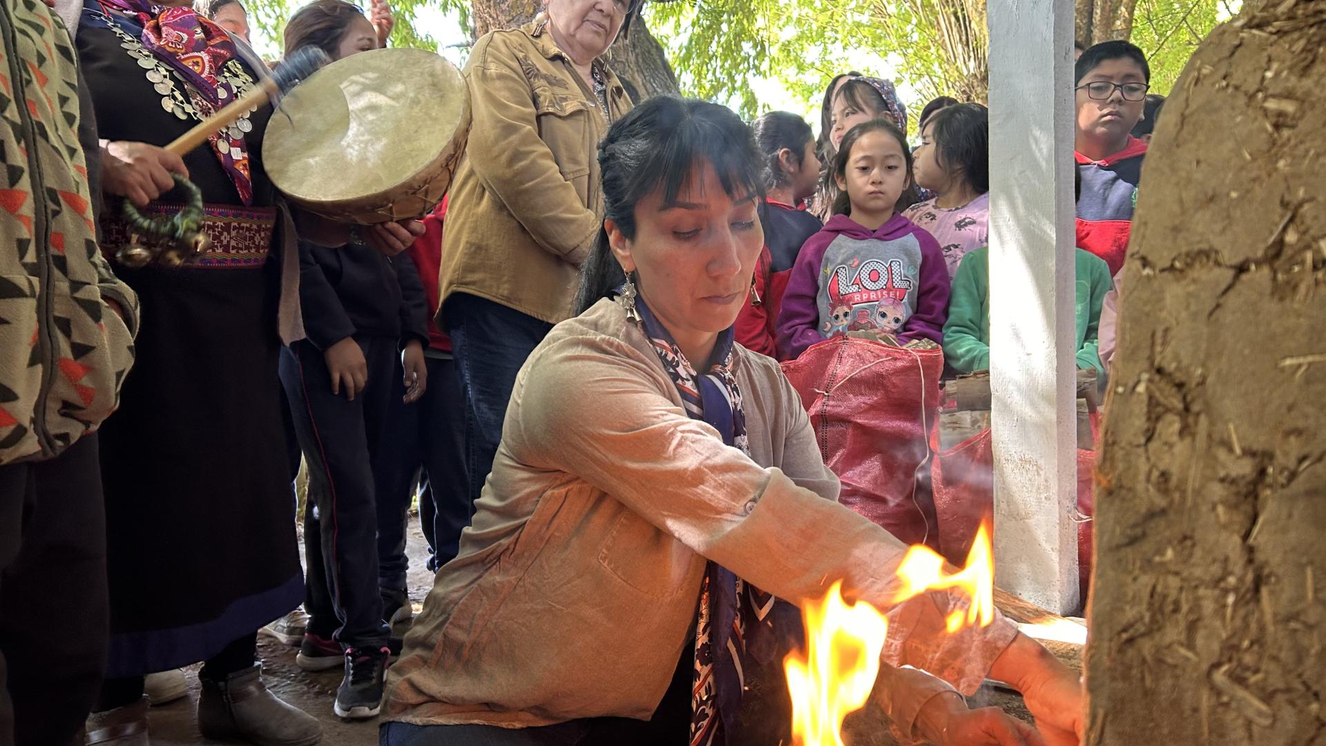 Quema de piezas en horno de barro