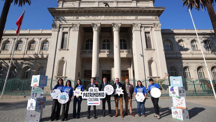 Lanzamiento del Día del Patrimonio 2026 con autoridades y representantes de volntarios y voluntarias en el frontis del Museo Nacional de Historia Natural (MNHN).