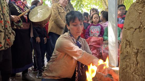 Quema de piezas en horno de barro