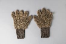 Guantes en pluma de patos y huallata de Victoria Véliz Urrelo, pueblo Quechua Obra Guantes en pluma de patos y huallata de la artesana Victoria Véliz Urrelo del pueblo Quechua