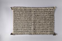 Pelero pewenche de Rosa Pereira Manquepi del pueblo Mapuche Pewenche Obra Pelero pewenche de la artesana Rosa Pereira Manquepi del pueblo Mapuche Pewenche
