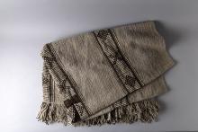Poncho chilote de Osvaldo Guineo Obando del pueblo Mapuche Williche Obra Poncho chilote del artesano Osvaldo Guineo Obando del pueblo Mapuche Williche