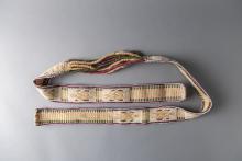 Obra Kunkullay, cinta que sujeta las cascawillas del choike en la danza ceremonial de la artesana Nelly Calbulao Calbulao del pueblo Mapuche Obra Kunkullay, cinta que sujeta las cascawillas del choike en la danza ceremonial de la artesana Nelly Calbulao Calbulao del pueblo Mapuche